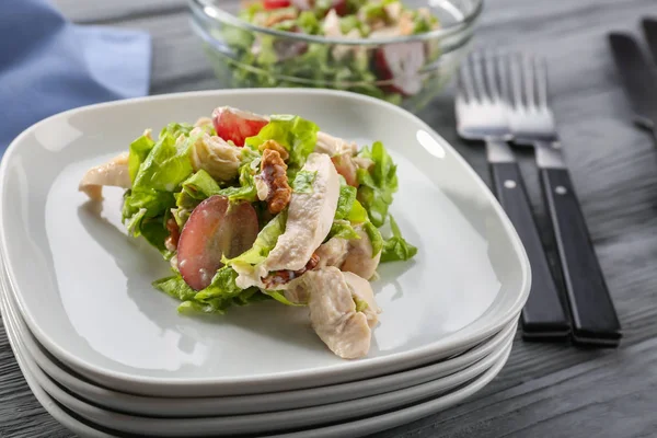 Ensalada de pollo fresca y sabrosa —  Fotos de Stock