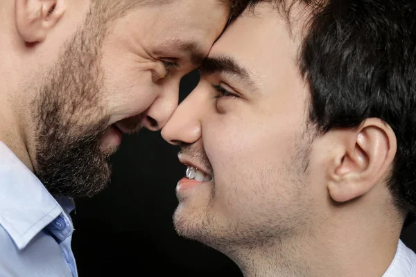 Счастливая гей пара — стоковое фото