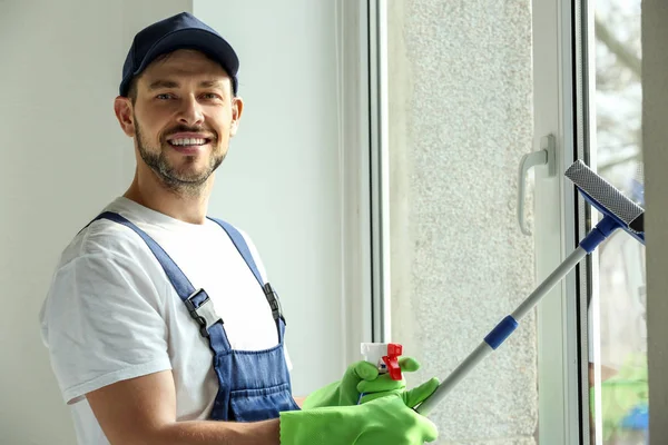 Man wassen venster in kantoor — Stockfoto