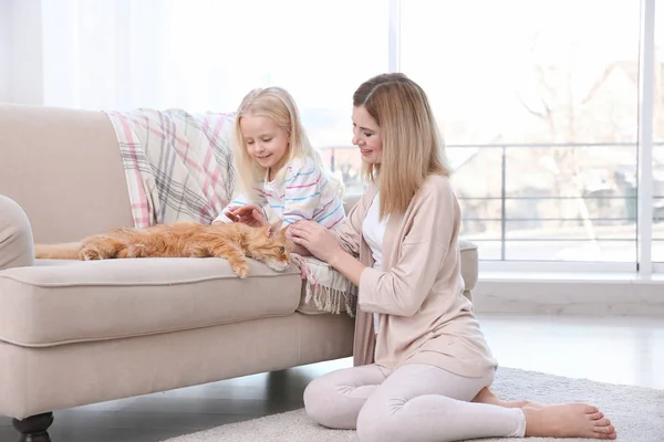 Mãe e sua filha com gato — Fotografia de Stock