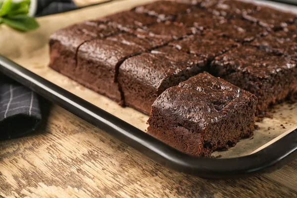 Backblech mit leckerem Schokoladenkuchen — Stockfoto