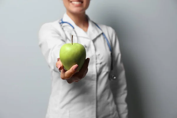 Kvinde ernæringsekspert med æble - Stock-foto