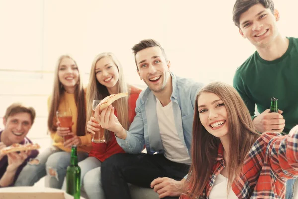 Vrienden nemen selfie — Stockfoto