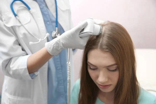 Frau besucht Hautarzt in Klinik — Stockfoto