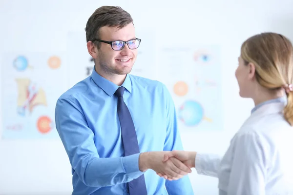 Patient schüttelt Arzt in Arztpraxis die Hand — Stockfoto