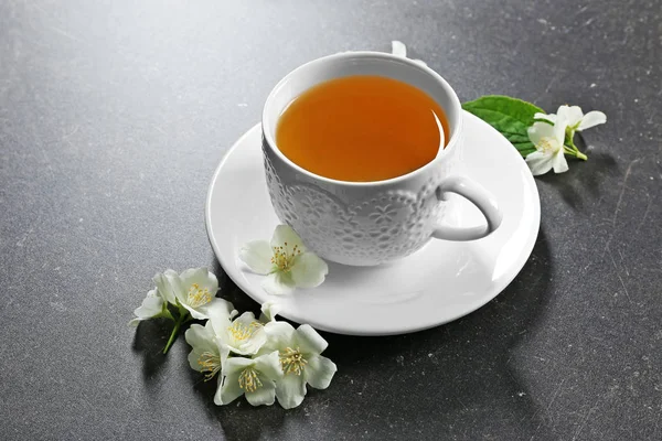 Egy csésze tea jázmin virágokkal — Stock Fotó