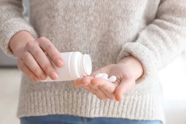 Mujer joven con pastillas — Foto de Stock