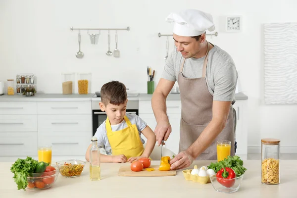 Pai e filho cozinhar — Fotografia de Stock