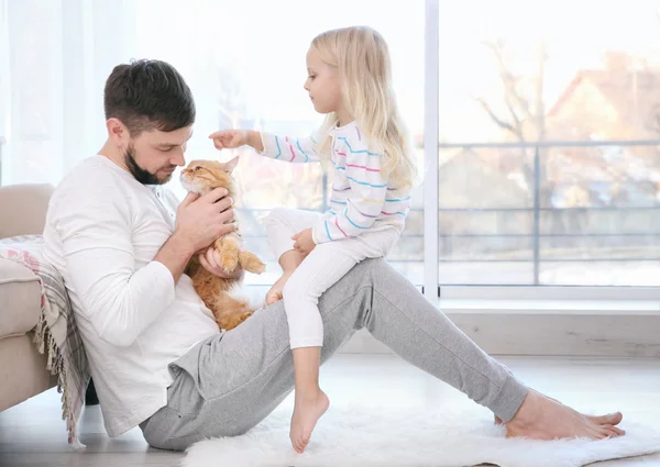 父亲和他的女儿与猫 — 图库照片