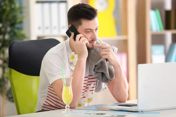 Jonge man praten door mobiele telefoon — Stockfoto