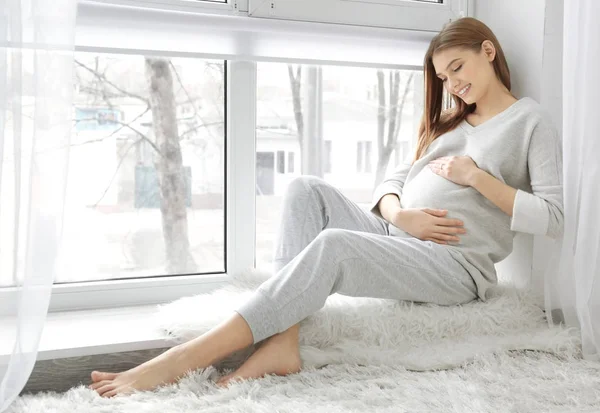 Schöne schwangere Frau — Stockfoto