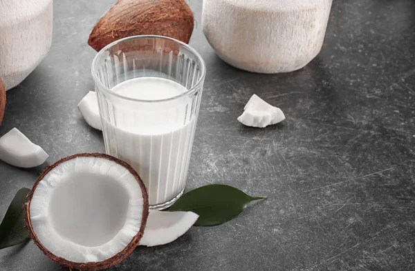 Sklo z kokosového mléka s ořechy — Stock fotografie