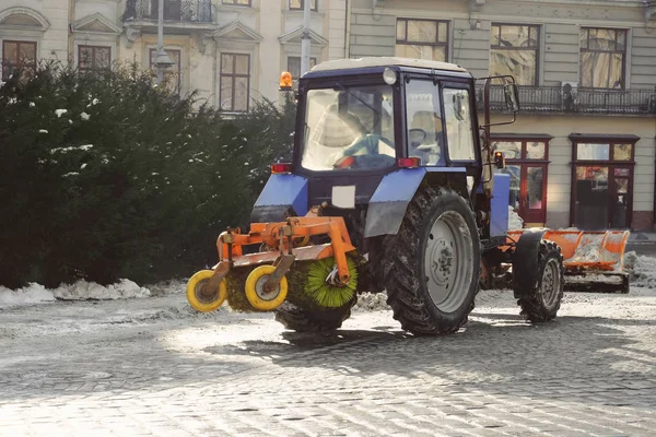 Arado de nieve en el trabajo — Foto de Stock