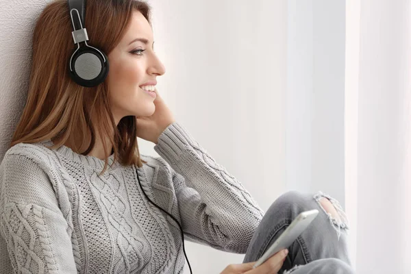 Hermosa joven escuchando música —  Fotos de Stock