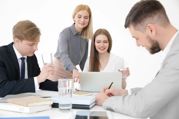 Groupe de personnes à la présentation d'affaires — Photo