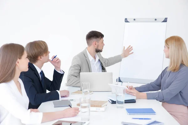 Businesstrainerin hält Vortrag vor einer Gruppe von Menschen — Stockfoto
