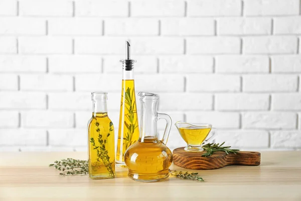 Olivenöl mit Gewürzen — Stockfoto