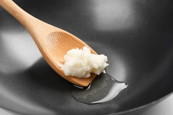 Aceite de coco en wok —  Fotos de Stock
