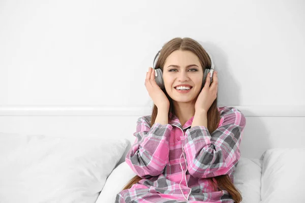 Красива молода жінка слухає музику — стокове фото