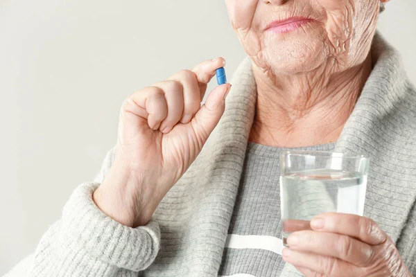 Mujer mayor con píldora —  Fotos de Stock