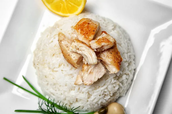 Tavuk ve pirinç plaka üzerinde — Stok fotoğraf