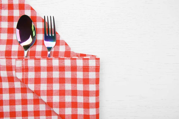 红餐巾和餐具 — 图库照片