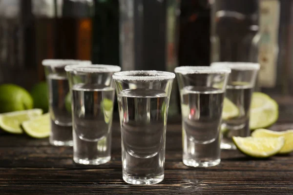 Tequila záběry s plátky limetky — Stock fotografie