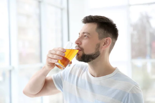 Hombre guapo posando con jugo — Foto de Stock