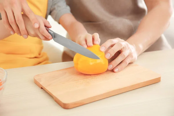 Papai e filho cozinhar em casa, close-up — Fotografia de Stock