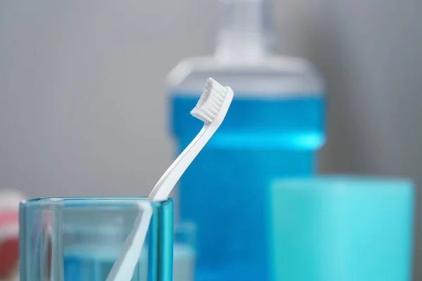 Copo com escova de dentes branca — Fotografia de Stock