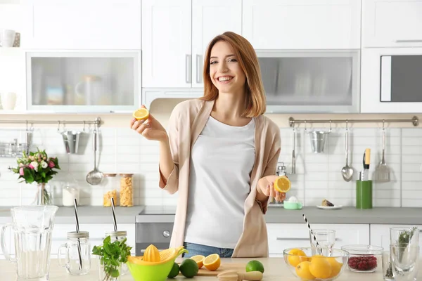 Junge Frau bereitet Limonade zu — Stockfoto