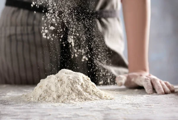 Woman making dough — Stock Photo, Image