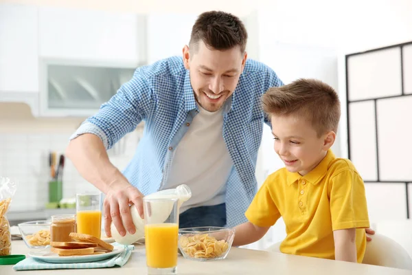 Pappa och son med lunch — Stockfoto