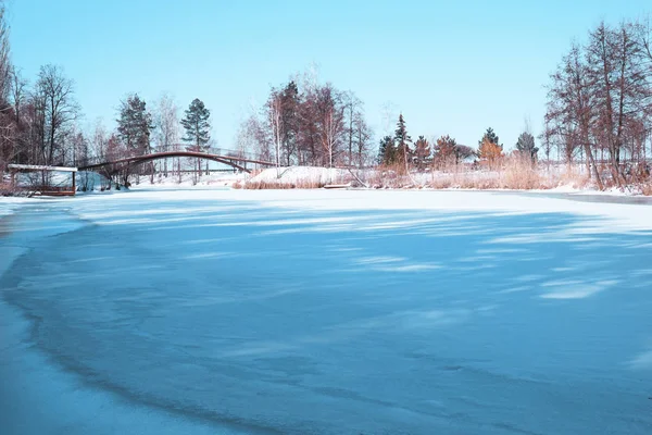 Paisaje con río congelado y cielo azul — Foto de Stock