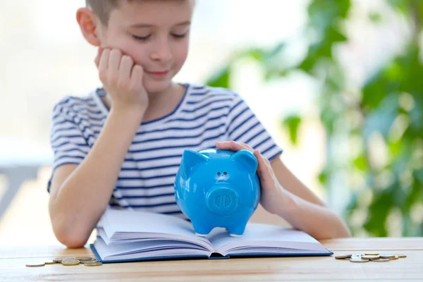 Netter Junge mit Sparschwein — Stockfoto