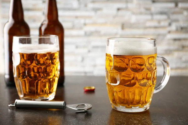 Canecas com cerveja na mesa — Fotografia de Stock