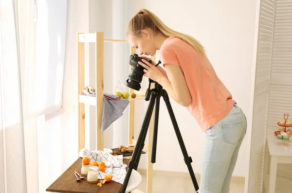 Junge Frau fotografiert Lebensmittel — Stockfoto