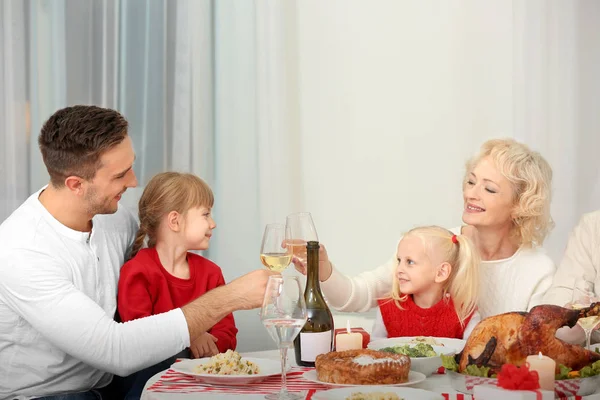 Familia feliz teniendo cena de Acción de Gracias en la sala de estar — Foto de Stock