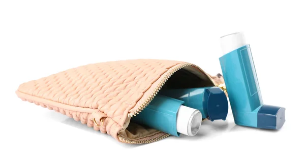 Косметическая сумка с ингаляторами от астмы — стоковое фото