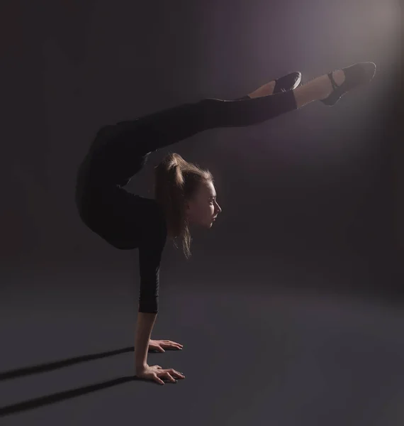 Jong meisje doet gymnastiek — Stockfoto