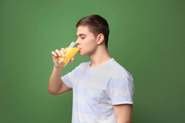 Uomo che beve succo — Foto Stock