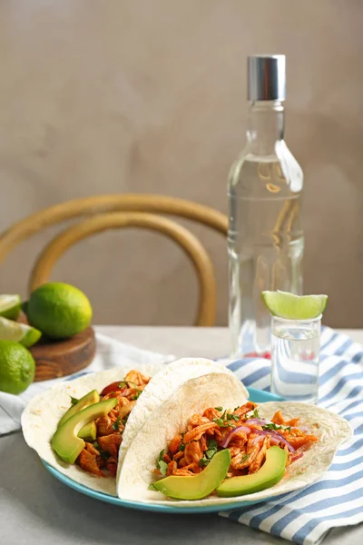 Deliciosos tacos con lima de tequila —  Fotos de Stock
