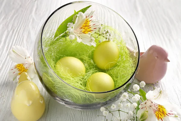 Huevos de Pascua en tazón de cristal —  Fotos de Stock