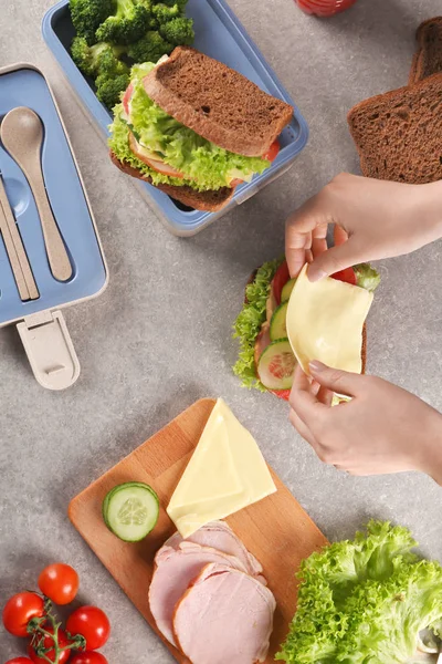 Madre preparando sándwich —  Fotos de Stock