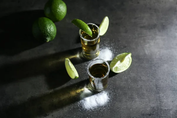 Tequila Shots mit Limettenscheiben — Stockfoto