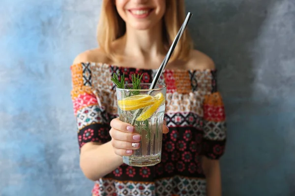 Jonge vrouw met limonade — Stockfoto