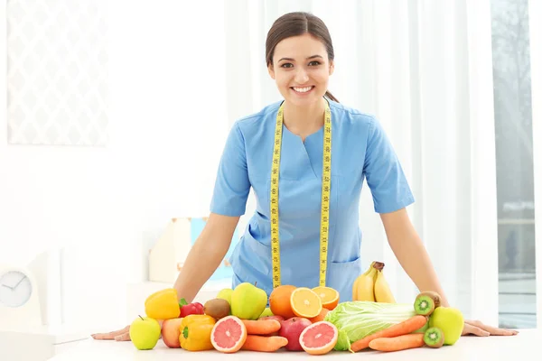 Nutricionista feminina com frutas diferentes — Fotografia de Stock