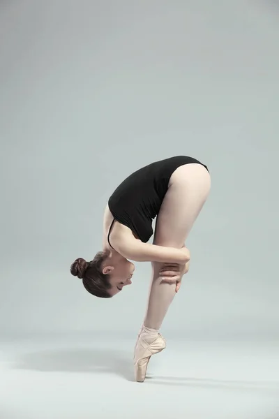 Bela bailarina fazendo exercício de alongamento — Fotografia de Stock