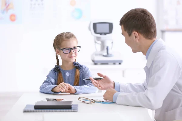 Милая маленькая девочка в кабинете офтальмолога — стоковое фото
