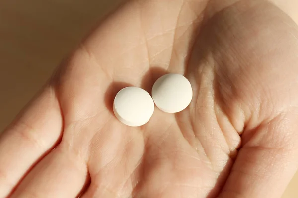 Mujer joven con pastillas —  Fotos de Stock